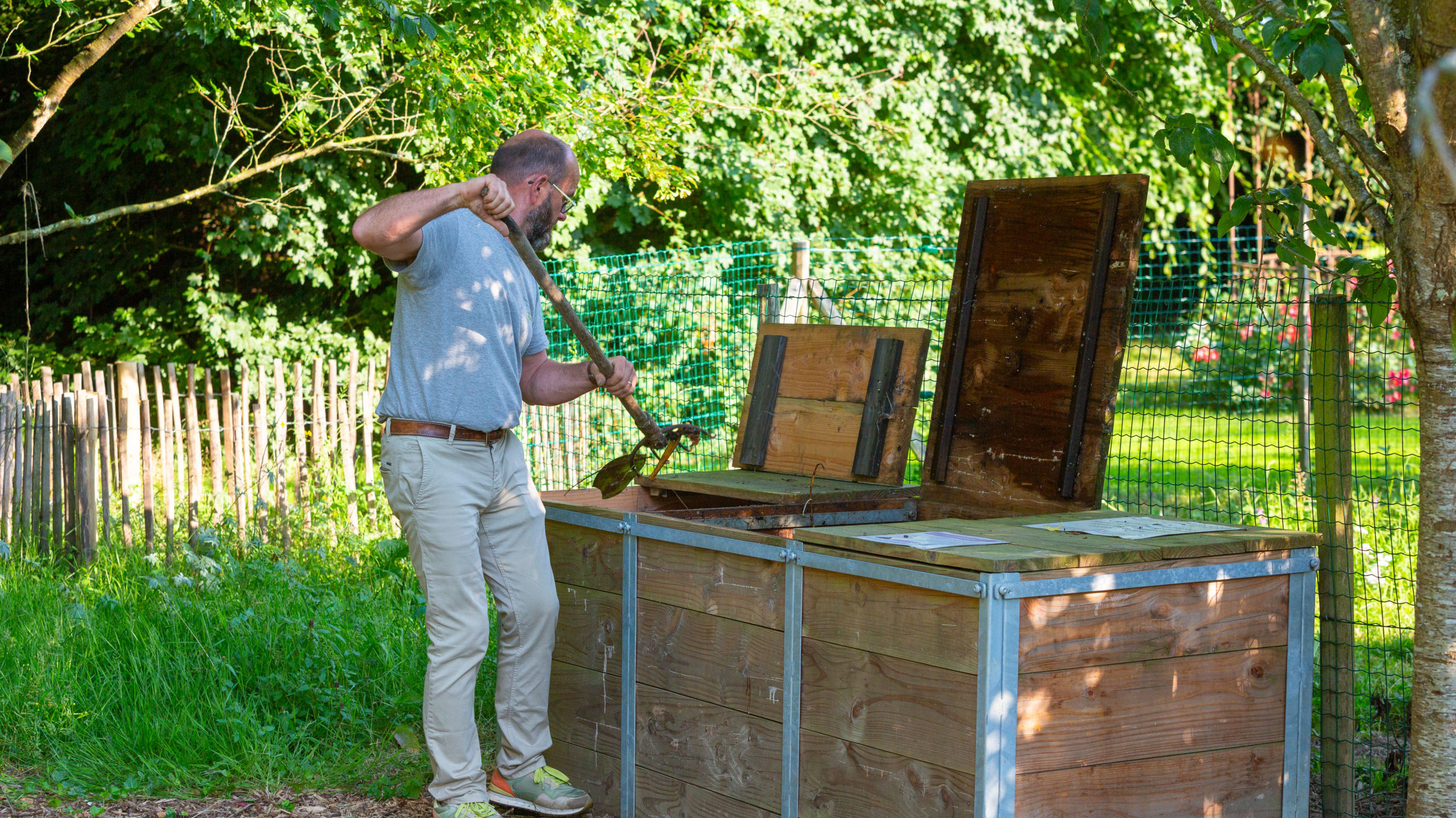 un homme en train de faire du compost